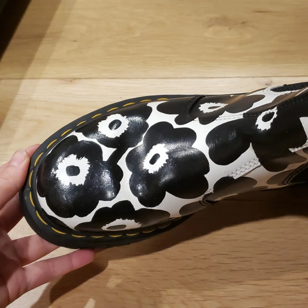 Floral handpainted Dr Martens boots - Picture 5 of 12